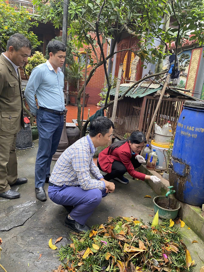 Bà Lê Thị Huế, Bí thư chi bộ, Trưởng thôn Nghĩa Vũ, xã Dục Tú giới thiệu về quy trình ủ rác hữu cơ cho các đoàn tham quan, học tập kinh nghiệm. (Ảnh: NVCC) z5802095257857_aa311f01373d43818100957a10625d4b.jpg