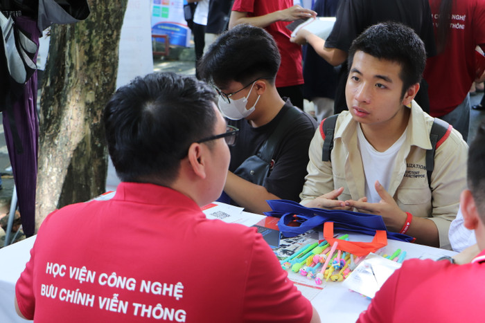 Nhiều thí sinh tới gian tư vấn của Học viện Công nghệ Bưu chính Viễn thông quan tâm đến các ngành thuộc lĩnh vực công nghệ thông tin, kỹ thuật, truyền thông. (Ảnh: Minh Quân) gdvn_9.JPG