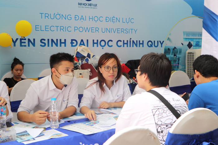 Cán bộ tuyển sinh Trường Đại học Điện lực đang tư vấn thí sinh đặt các nguyện vọng vào trường. (Ảnh: Minh Quân) gdvn_13.JPG