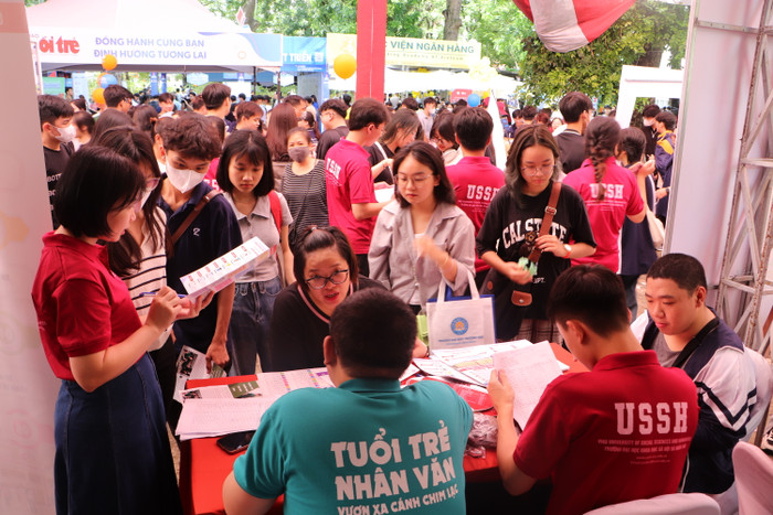Gian tư vấn của Trường Đại học Khoa học xã hội và Nhân văn - Đại học Quốc gia Hà Nội là một trong những khu vực thu hút đông đảo phụ huynh và thí sinh (Ảnh: Minh Quân) gdvn_5.JPG