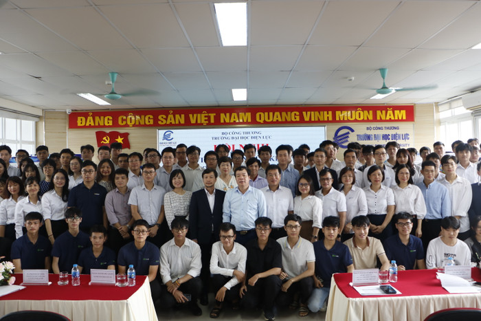 Lãnh đạo Trường Đại học Điện lực, khoa Kỹ thuật Điện, đại diện các doanh nghiệp, cán bộ, giảng viên, sinh viên nhà trường tham dự hội nghị. (Ảnh: Minh Quân) gdvn_12.JPG