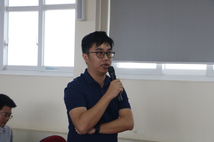 Ông Nguyễn Hữu Đức, Trưởng Phòng Dự án Công ty EGRID đặt câu hỏi phản biện cho các nhóm nghiên cứu. (Ảnh: Minh Quân) gdvn_9.JPG