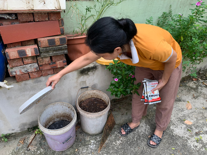 Ngoài các thùng ủ cỡ lớn từ nguồn xã hội hóa, người dân còn tận dụng các thùng sơn cũ, thùng xốp để chứa rác. (Ảnh: Minh Quân) gdvn_5.JPEG