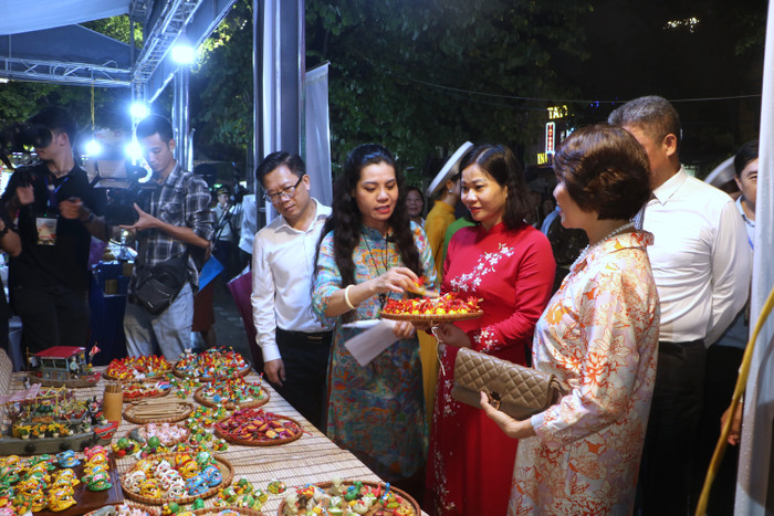 Bà Nguyễn Thị Tuyến, Ủy viên Trung ương Đảng, Phó Bí thư Thường trực Thành ủy Hà Nội ghé thăm gian hàng đồ chơi truyền thống. (Ảnh: Minh Quân) gdvn_7.JPG