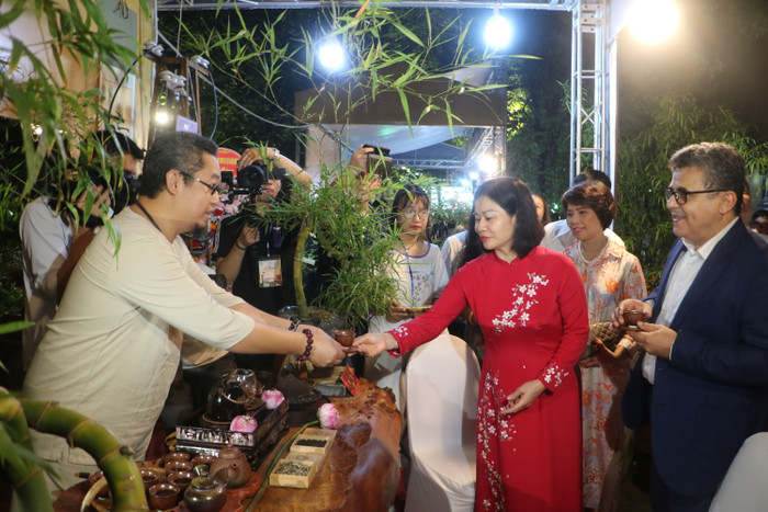 Bà Nguyễn Thị Tuyến và ông Saadi Salama (Đại sứ Đặc mệnh Toàn quyền Nhà nước Palestine tại Việt Nam) được nghệ nhân mời thưởng trà. (Ảnh: Minh Quân) gdvn_5.JPG