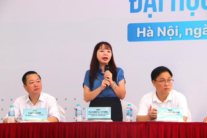 Phó Giáo sư, Tiến sĩ Đặng Thị Thu Hương - Phó Hiệu trưởng Trường Đại học Khoa học xã hội và Nhân văn - Đại học Quốc gia Hà Nội tư vấn cho thí sinh (Ảnh: Minh Quân) gdvn_3.JPG