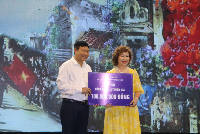Ông Phạm Anh Tuấn, Phó Chủ tịch Thường trực Ủy ban Mặt trận Tổ quốc Việt Nam thành phố Hà Nội nhận tiền hỗ trợ từ Tập đoàn Bảo Tín. (Ảnh: Minh Quân) gdvn_3.JPG
