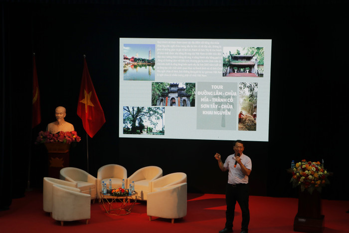 Ông Nguyễn Tiến Đạt giới thiệu về Tour Đường Lâm - Chùa Mía - Thành cổ Sơn Tây - chùa Khai Nguyên. (Ảnh: Minh Quân) gdvn_5.JPG