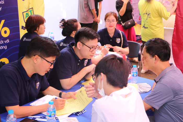 Học sinh và phụ huynh được cán bộ tuyển sinh Trường Quốc tế - Đại học Quốc gia Hà Nội tư vấn. (Ảnh: Minh Quân) gdvn_6.JPG