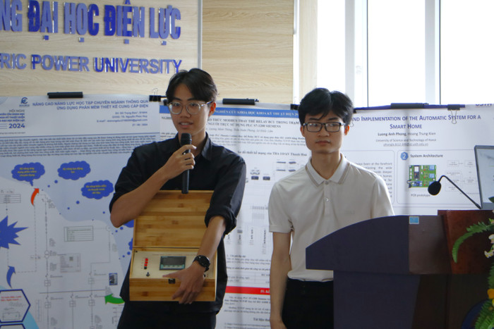 Sinh viên Trường Đại học Điện lực giới thiệu hệ thống giám sát và đánh giá chất lượng điện năng. (Ảnh: Minh Quân) gdvn_7.JPG