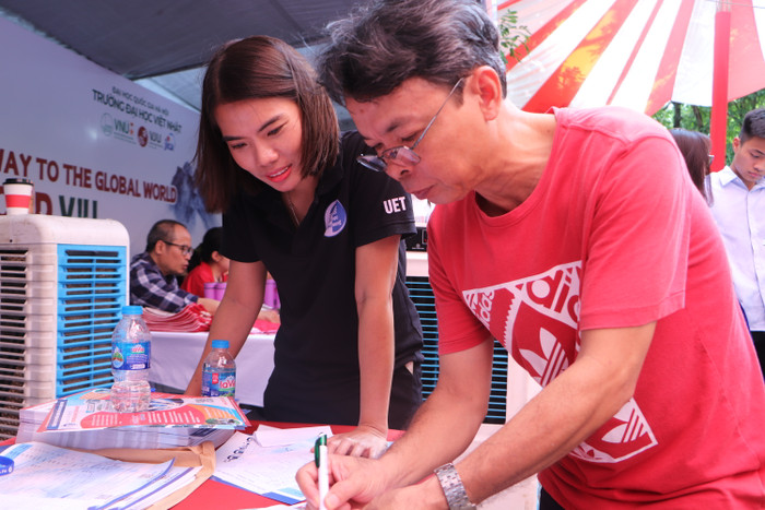 Cán bộ tư vấn tuyển sinh Trường Đại học Công nghệ - Đại học Quốc gia Hà Nội đang hướng dẫn phụ huynh học sinh cách sắp xếp các nguyện vọng. (Ảnh: Minh Quân) gdvn_12.JPG