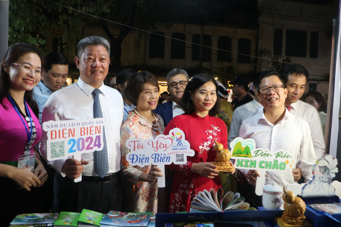 Các đại biểu tham quan gian hàng xúc tiến du lịch của tỉnh Điện Biên tại Festival Thu Hà Nội năm 2024. (Ảnh: Minh Quân) gdvn_4.JPG