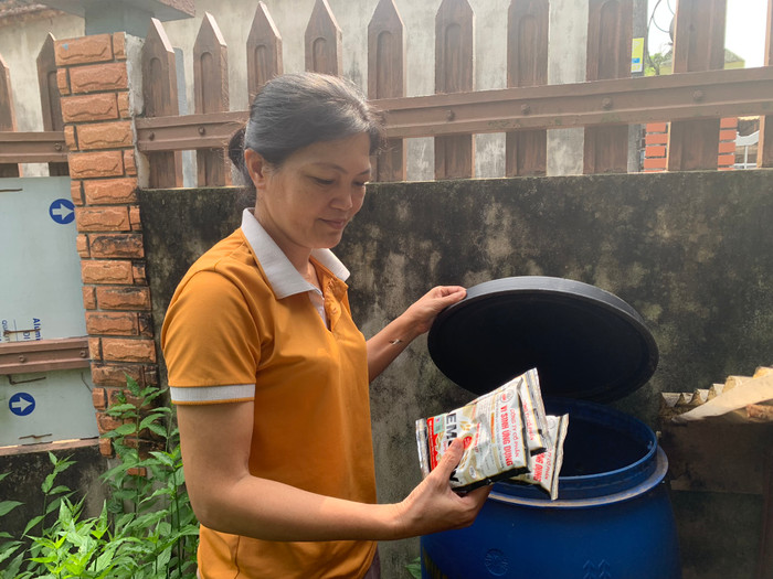 Bà Lê Thị Huế, Bí thư chi bộ, Trưởng thôn Nghĩa Vũ, xã Dục Tú, huyện Đông Anh, thành phố Hà Nội. (Ảnh: Minh Quân) gdvn_2.JPEG