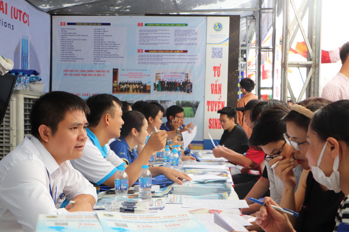 Tại gian tư vấn của Trường Đại học Giao thông vận tải Hà Nội, nhiều phụ huynh và học sinh quan tâm đến các ngành Công nghệ kỹ thuật giao thông; Kỹ thuật ô tô; Hệ thống giao thông thông minh;... (Ảnh: Minh Quân) gdvn_4.JPG