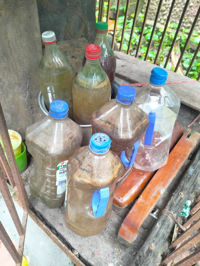 Nước rỉ rác đã qua xử lý được người dân chiết ra chai để tưới rau trong vườn nhà. (Ảnh: NVCC) z5802090412393_a2a08927d00f0ead9adda2460e1764c2.jpg