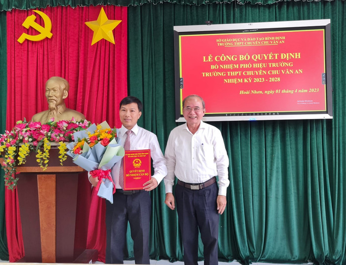 Giám đốc Sở Giáo dục và Đào tạo tỉnh Bình Định Đào Đức Tuấn (bên phải). (Ảnh: Website Trường Trung học phổ thông chuyên Chu Văn An, thị xã Hoài Nhơn, tỉnh Bình Định) Crop.jpg