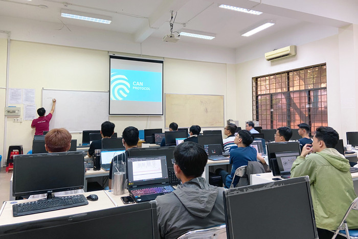 Hiện nay, nhu cầu nhân lực chất lượng cao làm việc về vi mạch, bán dẫn tại Việt Nam rất cao (Ảnh minh họa: Công ty Bosch Global Software Technologies Vietnam) BEA to University.jpg