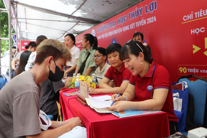 Trường Đại học Thủy Lợi giải đáp một số thắc mắc của các thí sinh năm nay. (Ảnh: Minh Quân) gdvn_14.JPG