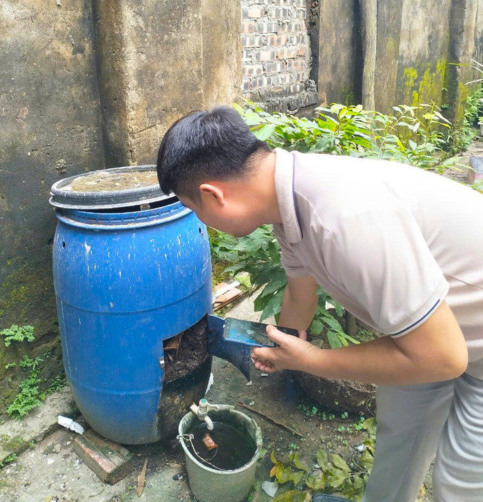 Thùng ủ rác hữu cơ thường có hai tầng. Phía trên là phần phân bón từ xác các loại rác thải, bên dưới là khay chứa nước rỉ rác đã được xử lý. (Ảnh: NVCC) z5802086756979_4ddf0dadefa42049039923adb55d3471.jpg