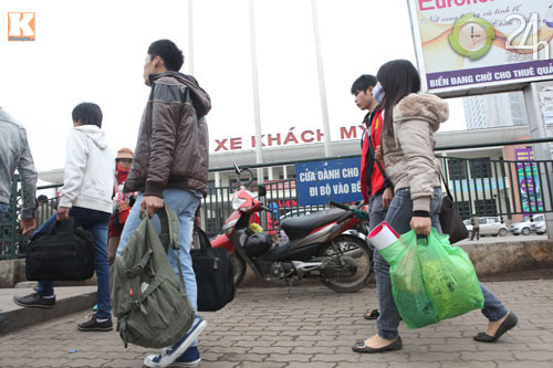 Ùn ùn về quê đón năm mới ảnh 4 Ùn ùn về quê đón năm mới, Tin tức trong ngày, nghi tet duong lich, nguoi dan un un ve nghi tet duong lich, giao thong, tin tuc 24h, tet duong lich, ben xe my dinh