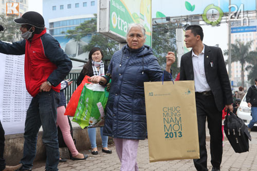 Ùn ùn về quê đón năm mới ảnh 2 Ùn ùn về quê đón năm mới, Tin tức trong ngày, nghi tet duong lich, nguoi dan un un ve nghi tet duong lich, giao thong, tin tuc 24h, tet duong lich, ben xe my dinh