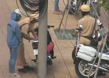 Cô gái trẻ quỳ xuống đường, chắp lạy van xin… CSGT ảnh 2 Cô gái trẻ quỳ xuống đường, chắp lạy van xin… CSGT ảnh 2