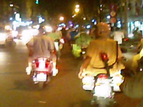 Sau khi lấy 800.000đ của Đ, hai CSGT dùng mô tô dẫn xe của Đ qua mặt đồng nghiệp ra bãi đậu - Ảnh: Hoài Nam