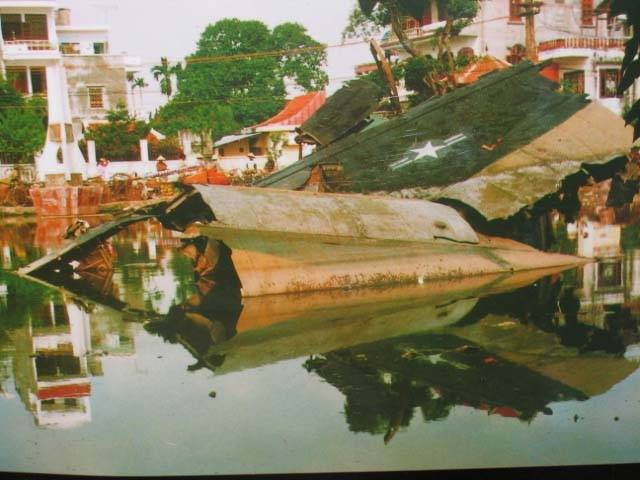 Mảnh xác chiếc B-52 bị bắn rơi xuống hồ Hữu Tiệp (Ngọc Hà, Ba Đình, Hà Nội) trong Chiến dịch "Hà Nội-Điện Biên Phủ trên không". Ảnh tư liệu Mảnh xác chiếc B-52 bị bắn rơi xuống hồ Hữu Tiệp (Ngọc Hà, Ba Đình, Hà Nội) trong Chiến dịch "Hà Nội-Điện Biên Phủ trên không". Ảnh tư liệu