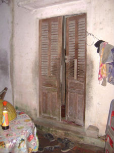 Cánh cửa sau trở thành nỗi ám ảnh của cô bé nạn nhân Cánh cửa sau trở thành nỗi ám ảnh của cô bé nạn nhân