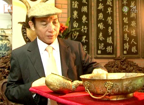 Ngoài ra, bộ sưu tập cổ vật, ông còn sở hữu còn hàng trăm pho tượng Phật, cả bộ kiếm cổ truyền đời, mà nhiều thanh kiếm chỉ được biết qua huyền thoại hay hàng ngàn những bình gốm cổ, có những chiếc trị giá cả triệu USD. Ngoài ra, bộ sưu tập cổ vật, ông còn sở hữu còn hàng trăm pho tượng Phật, cả bộ kiếm cổ truyền đời, mà nhiều thanh kiếm chỉ được biết qua huyền thoại hay hàng ngàn những bình gốm cổ, có những chiếc trị giá cả triệu USD.