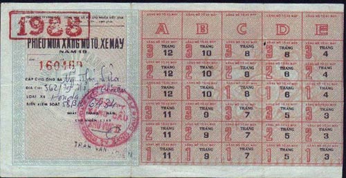 Phiếu mua xăng mô tô, xe máy. Phiếu này được mua theo mệnh giá lít ghi trên phiếu. Mỗi lần sử dụng, mậu dịch viên sẽ cắt bỏ một ô trên tờ phiếu tương ứng với số lượng mua.