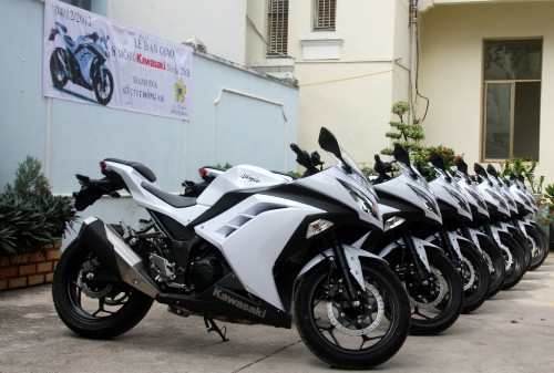 Dư luận đang xôn xao về việc thanh tra Sở GTVT Đồng Nai sắm 8 chiếc motor Kawasaki Ninja 250R để phục vụ công tác điều tra. Điều đáng chú ý là, đây là chiếc sportbike chứ không phải là một chiếc cruiser mà CSGT hay thanh tra đang sử dụng. Ảnh: Nld.com.vn