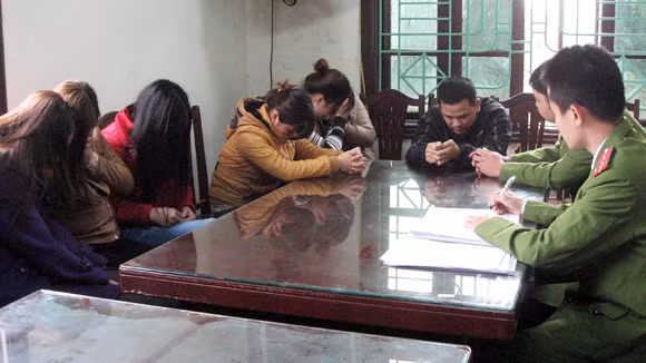 Hai “ổ” kích dục trên 100 mét phố ảnh 1