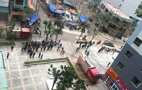 Hà Nội: Cháy chung cư 31 tầng, cả trăm người bỏ chạy ảnh 4 Cháy chung cư 31 tầng, cả trăm người bỏ chạy, Tin tức trong ngày, chay chung cu, cuu ho, nguoi dan, chay chung cu, no, khoi den, pccc, chap dien, vu chay, bao, tin tuc, tin hot, tin hay, vn