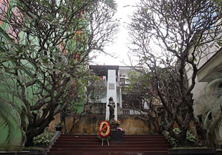 Đài tưởng niệm nạn nhân đã hy sinh trong 12 ngày đêm bão lửa tại phố Khâm Thiên, Hà Nội. (Ảnh: Dân Trí) Ảnh minh họa