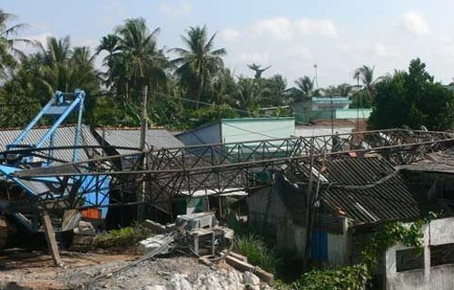 Cần cẩu đổ sập, đè nát 3 căn nhà ảnh 1 Cần cẩu đổ sập, đè nát 3 căn nhà ảnh 1