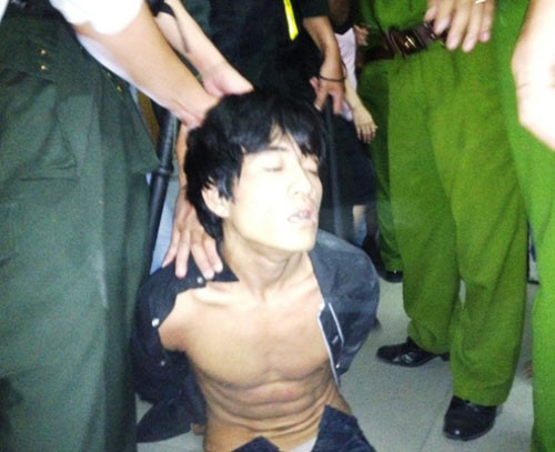 Nín thở xem CA bắt cướp cố thủ trong nhà dân, Tin tức trong ngày, bat cuop, cuop giat, cong an bat cuop, co thu, rinh moi, binh duong, bao, tin tuc, tin hot, tin hay, vn