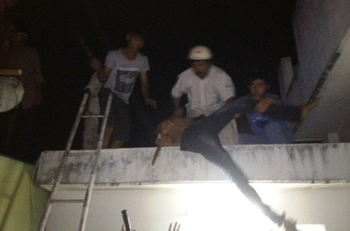 Nín thở xem CA bắt cướp cố thủ trong nhà dân, Tin tức trong ngày, bat cuop, cuop giat, cong an bat cuop, co thu, rinh moi, binh duong, bao, tin tuc, tin hot, tin hay, vn