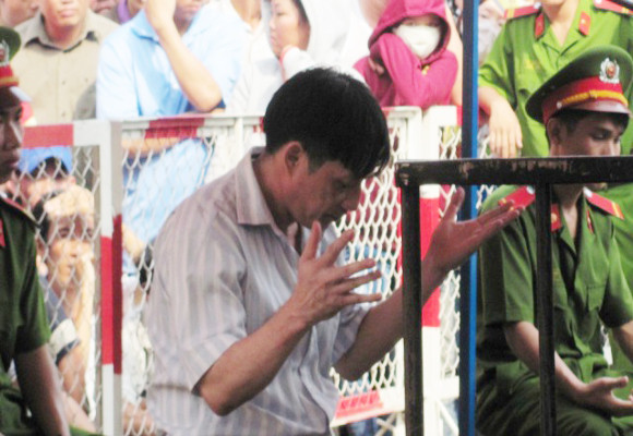 Kẻ giết người tàn ác hôn gió tạm biệt người thân tại phiên xử án ảnh 3 Kẻ giết người tàn ác hôn gió tạm biệt người thân tại phiên xử án ảnh 3