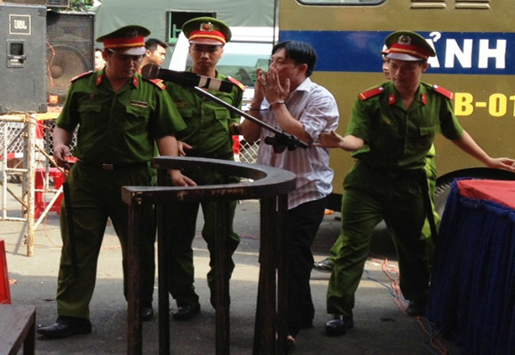 Kẻ giết người tàn ác hôn gió tạm biệt người thân tại phiên xử án ảnh 2 Kẻ giết người tàn ác hôn gió tạm biệt người thân tại phiên xử án ảnh 2