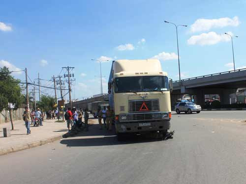 Thoát chết hy hữu khi bị cuốn vào container, Tin tức trong ngày, tai nan giao thong, cuon vao gam xe tai, nan nhan, may man thoat chet, phu nu, xe may, tin tuc, tin nhanh, tin hot, vn