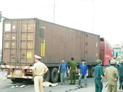 Thoát chết hy hữu khi bị cuốn vào container, Tin tức trong ngày, tai nan giao thong, cuon vao gam xe tai, nan nhan, may man thoat chet, phu nu, xe may, tin tuc, tin nhanh, tin hot, vn
