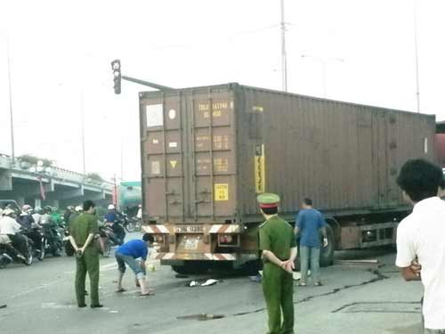 Thoát chết hy hữu khi bị cuốn vào container, Tin tức trong ngày, tai nan giao thong, cuon vao gam xe tai, nan nhan, may man thoat chet, phu nu, xe may, tin tuc, tin nhanh, tin hot, vn