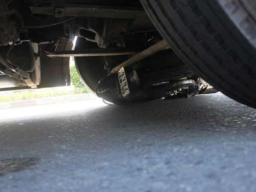 Thoát chết hy hữu khi bị cuốn vào container, Tin tức trong ngày, tai nan giao thong, cuon vao gam xe tai, nan nhan, may man thoat chet, phu nu, xe may, tin tuc, tin nhanh, tin hot, vn