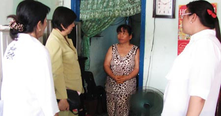 15 tuổi tự sinh con: Gia cảnh thương tâm, Tin tức trong ngày, vut con, cho con vao cap, bui co, nu sinh de con, mang thai ngoai y muon, cap hoc sinh, bo con, bao, tin tuc, tin hot, tin hay, vn