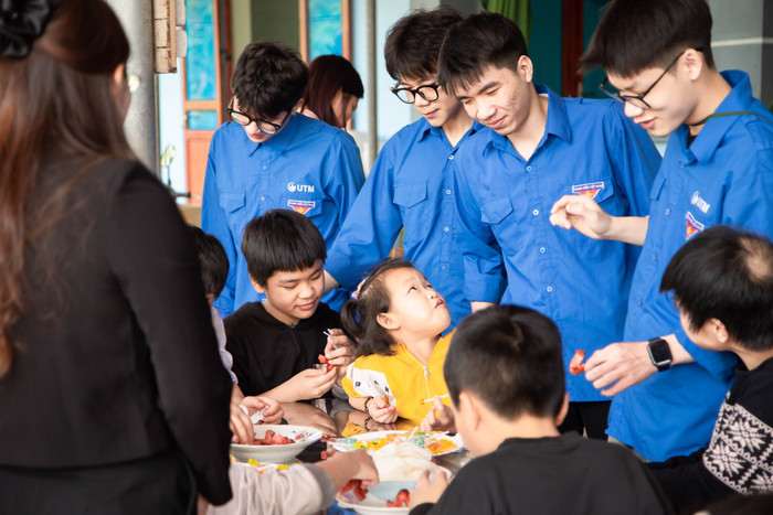Niềm vui giản dị của các em thơ khi được yêu thương. 485765972_1751773158979482_1294465199907550724_n.jpg