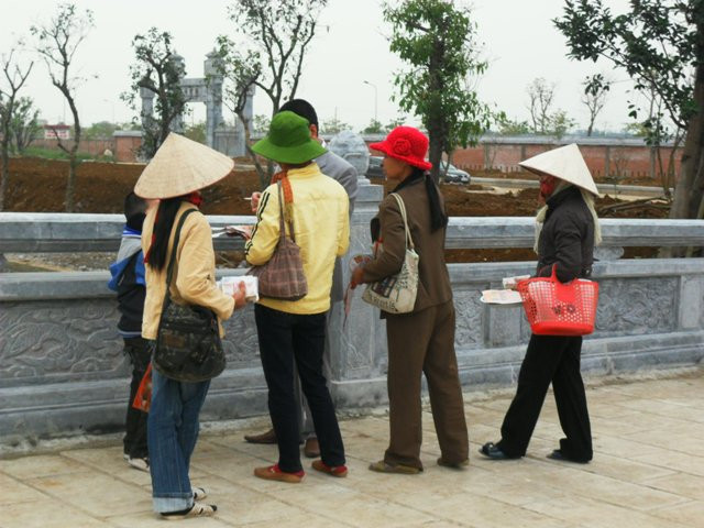 Dịch vụ đổi tiền lẻ và “cái bang” vây chùa Bái Đính ảnh 2