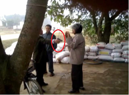 Dùng súng uy hiếp cả người vào can ngăn. Dùng súng uy hiếp cả người vào can ngăn.