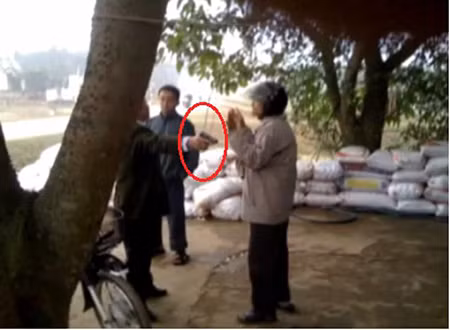 Dùng súng uy hiếp cả người vào can ngăn.