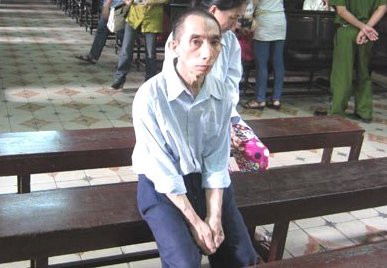 Yêu râu xanh Võ Văn Phú trước vành móng ngựa Yêu râu xanh Võ Văn Phú trước vành móng ngựa